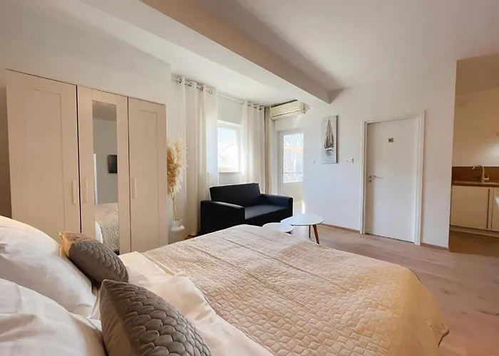 Caramel Comforts In Stinjan Only 800 M From The Beach, Free Parking 아파트 풀라